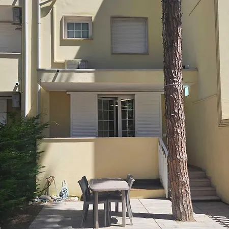 Daire Spacious Near The *